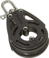 L'image montre une poulie composite à billes simple Viadana avec un réa de 57 mm. Elle accepte des cordages jusqu’à 12 mm, supporte une charge maximale de travail de 320 kg et une charge de rupture de 1080 kg. Fabriquée en composite haute résistance, elle est légère, durable, et idéale pour les applications marines. Conçue par Viadana, elle garantit une performance fluide et une longue durée de vie.